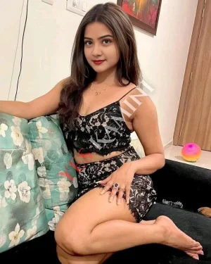 Mature housewife escort in Ballygunge for discreet home meetings